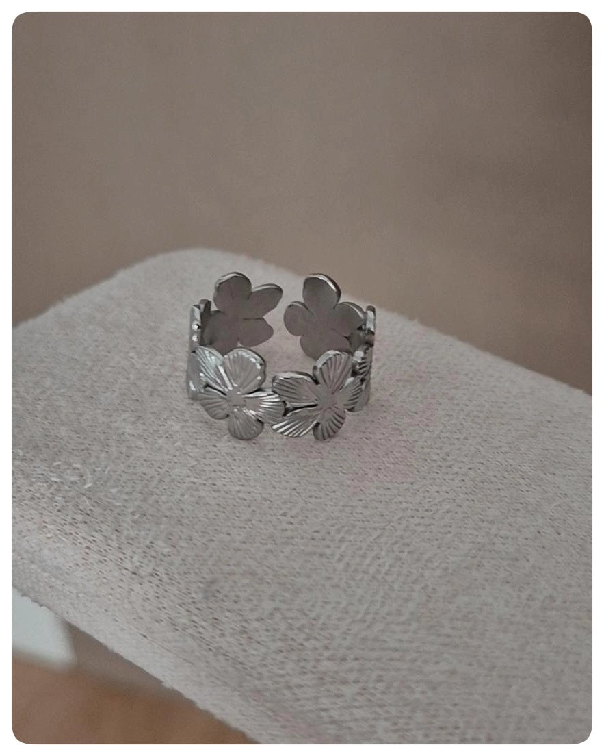 Anillo floral minimalista